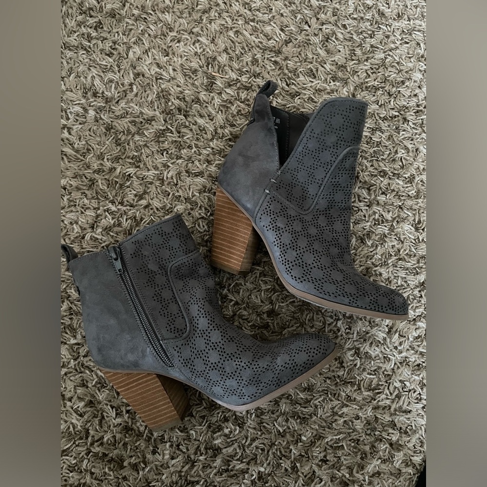 Carlos Santana heeled booties!